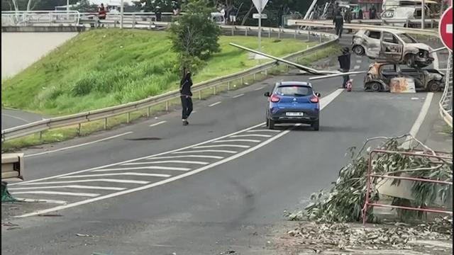 En Nouvelle-Calédonie, des quartiers sont barricadés par des habitants et des émeutiers