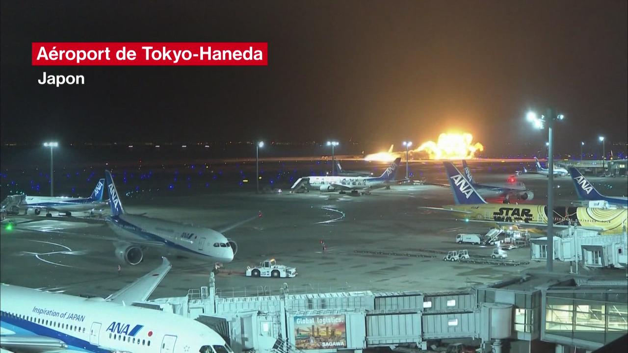 Un avion en feu à l'aéroport de Tokyo-Haneda