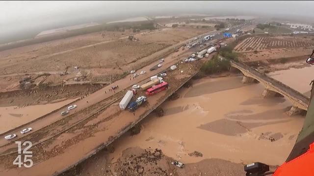 En Espagne, les secours tentent de trouver des survivants suite aux inondations