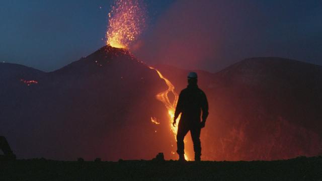 L'Etna crache à nouveau de la lave