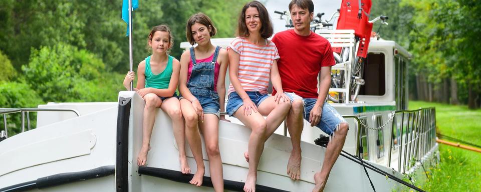 Famille sur péniche [Depositphotos - Jay si]