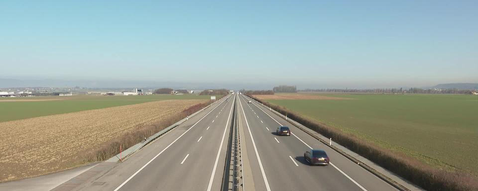 Pour tester des pistes de secours, l'armée va faire atterrir des avions de chasse sur l'autoroute A1 près de Payerne.