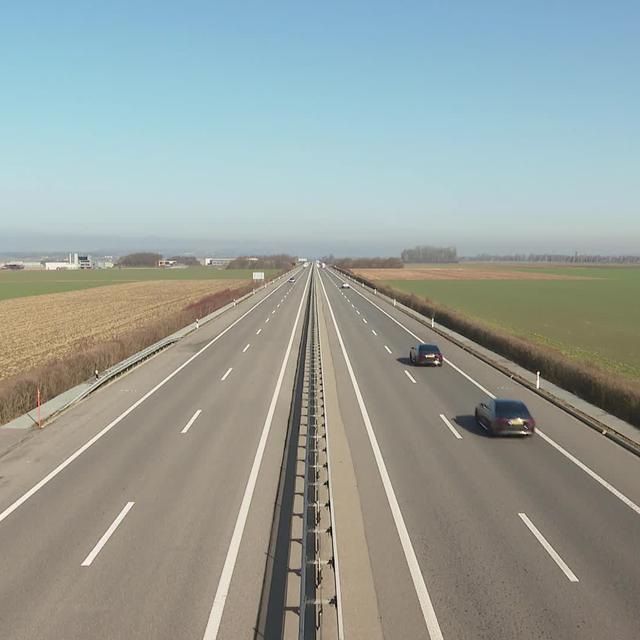 Pour tester des pistes de secours, l'armée va faire atterrir des avions de chasse sur l'autoroute A1 près de Payerne.