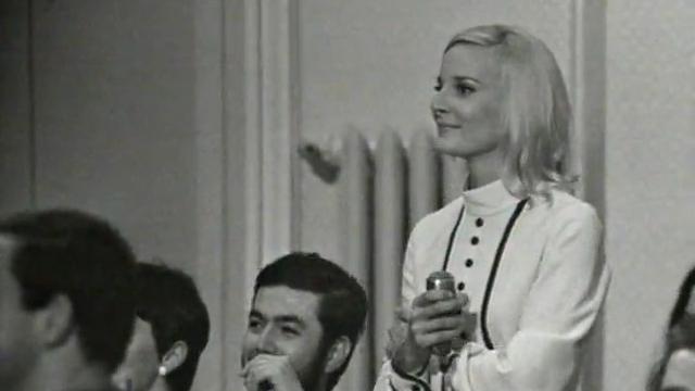 Nathalie Nath, productrice de Canal 18-25 et porte-micro à l'occasion de cette émission de 1969. [RTS]