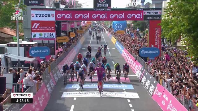 Etape 11, Foiano di Val Fortore – Francavilla al Mare: Jonathan Milan (ITA) sort gagnant du sprint et signe sa deuxième victoire du Giro