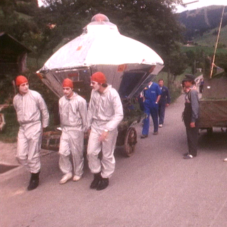 Depuis 1972 à Charmey dans la Gruyères (FR), la jeunesse dévale les rues sur des charrettes à la Bénichon. [RTS - DR]