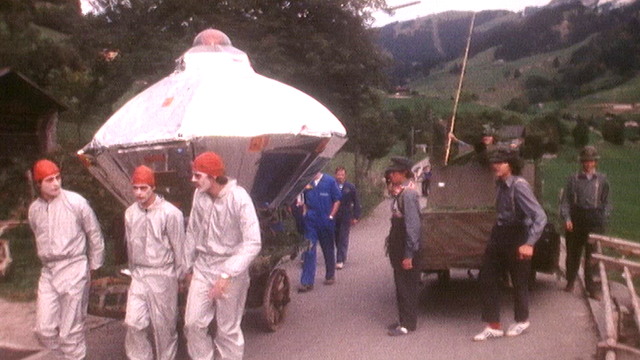 Depuis 1972 à Charmey dans la Gruyères (FR), la jeunesse dévale les rues sur des charrettes à la Bénichon. [RTS - DR]