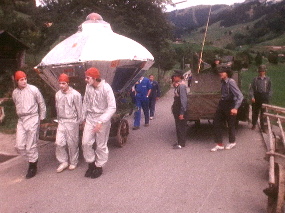 Depuis 1972 à Charmey dans la Gruyères (FR), la jeunesse dévale les rues sur des charrettes à la Bénichon. [RTS - DR]