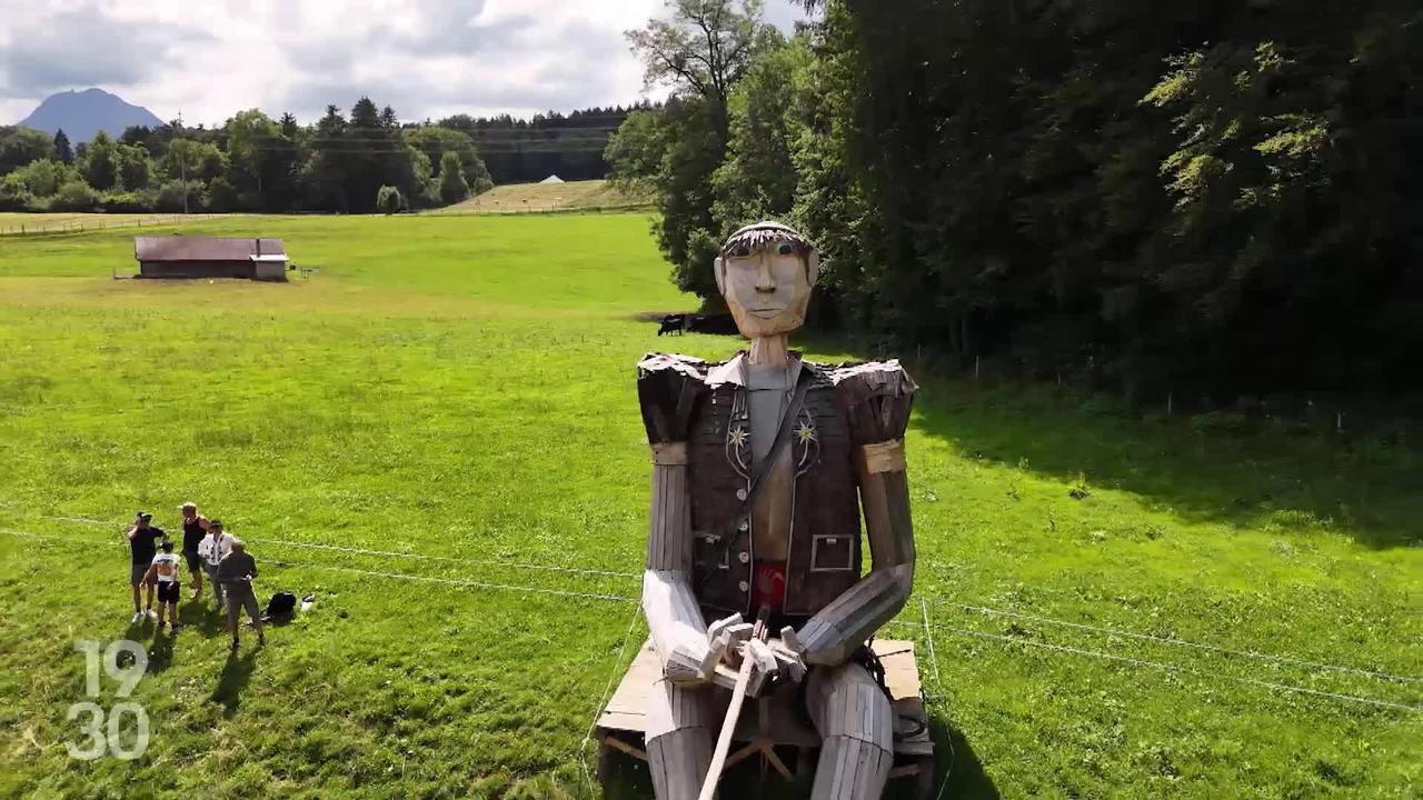 Trois sculptures géantes imaginées par l'artiste fribourgeois Yves Tinguely jalonnent le sentier du tour du lac de la Gruyère