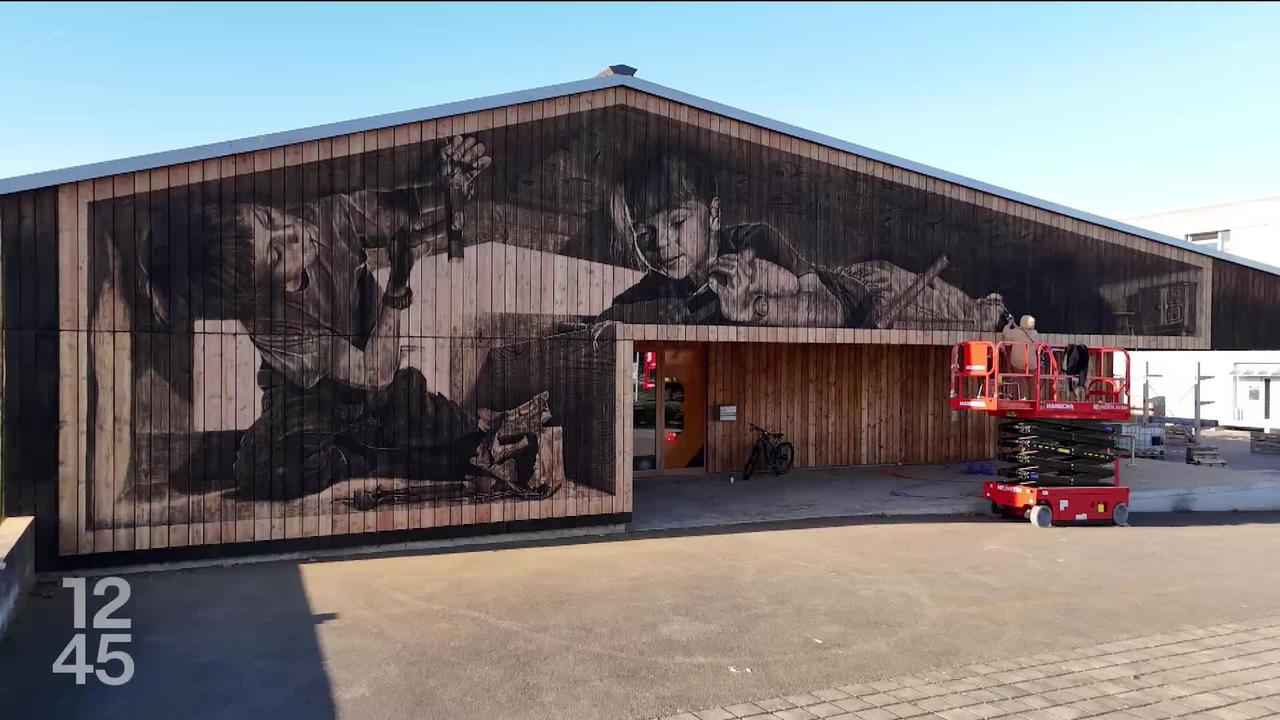 Inauguration à Delémont d'une fresque monumentale sur la façade sud de l’école du bois