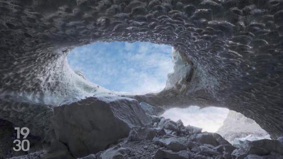 Avec "Dans le ventre des glaciers", le photographe Jean François Delhom offre un regard poétique sur les grottes de glace éphémères.