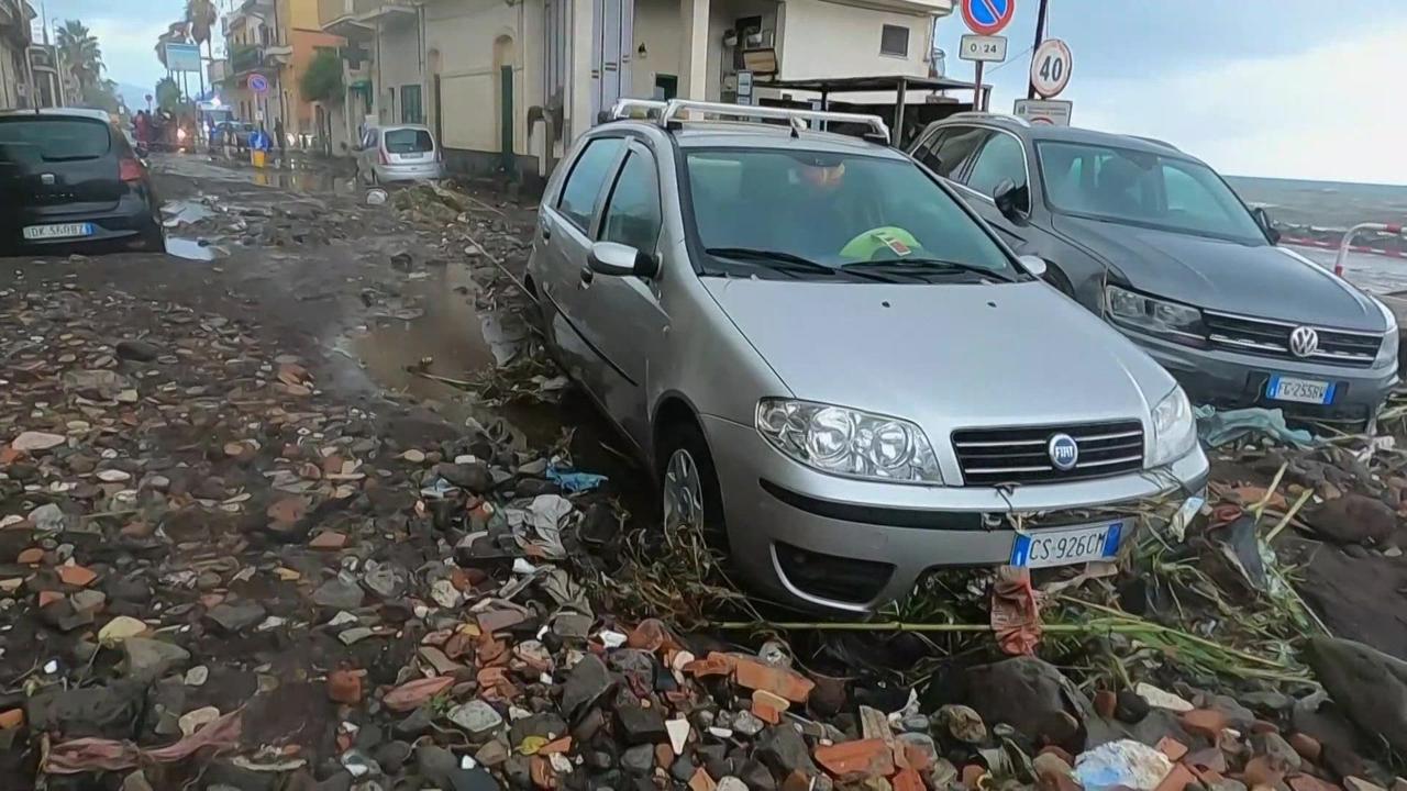 Des pluies torrentielles inondent des rues en Sicile, emportant des voitures