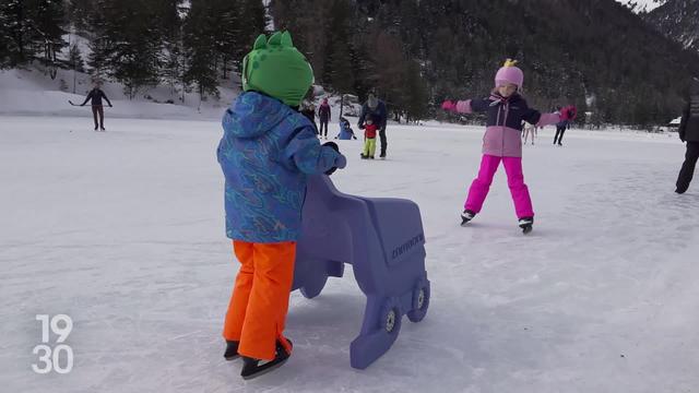 En Valais, les patineurs profitent du grand froid pour fendre la glace du lac gelé de Champex