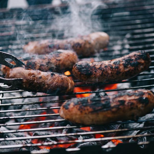 Un barbecue. [Depositphotos - EdZbarzhyvetsky]