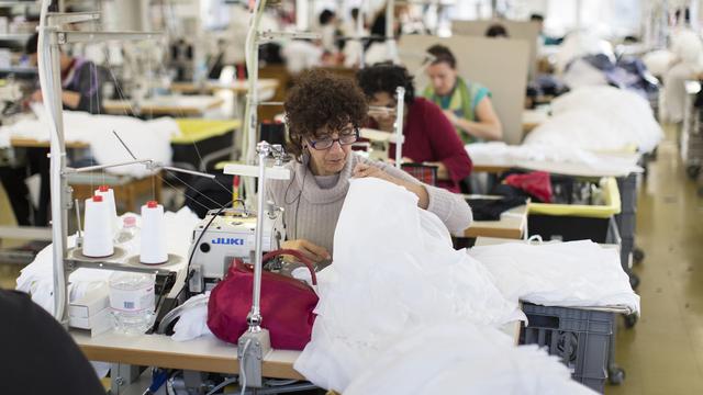 Une couturière photographiée dans un atelier à Mendrisio, au Tessin, le 28 janvier 2014. [KEYSTONE - GAETAN BALLY]