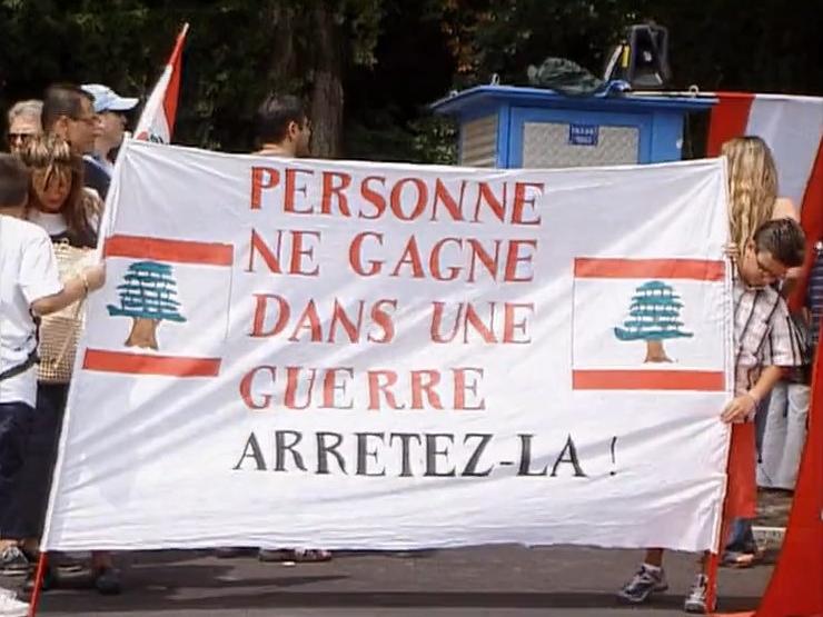 En 2006, la communauté libanaise de Suisse romande s'organise pour apporter son soutien aux Libanais victimes de la guerre. [RTS]