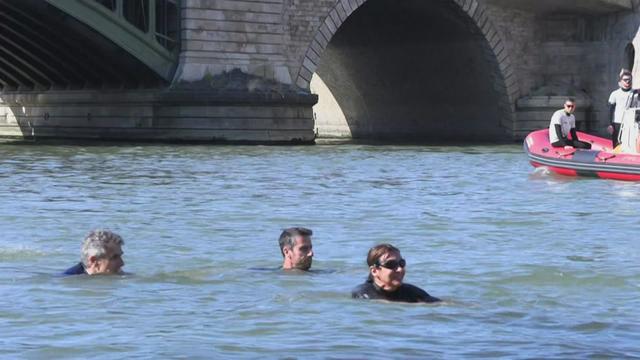 La maire de Paris Anne Hidalgo se baigne dans la Seine, à neuf jours des Jeux olympiques