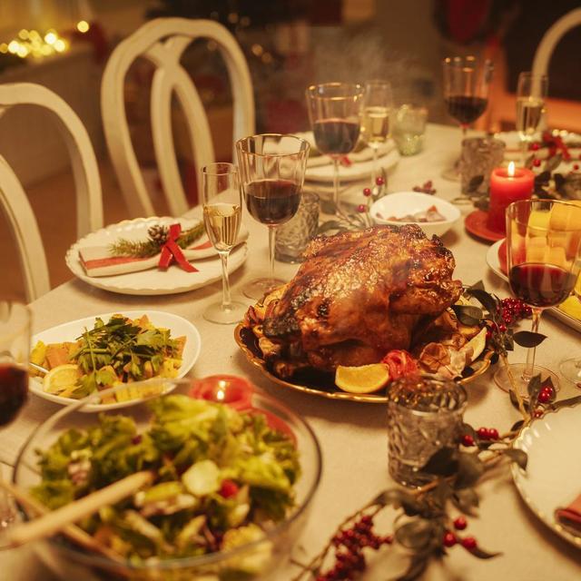 Un dîner de fête. [Depositphotos - Gorodenkoff]