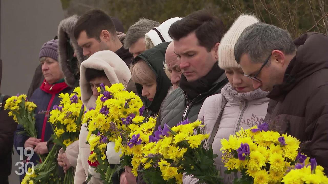 À Boutcha, dans la banlieue de Kiev, un moment de recueillement a été observé en hommage aux nombreux civils tués