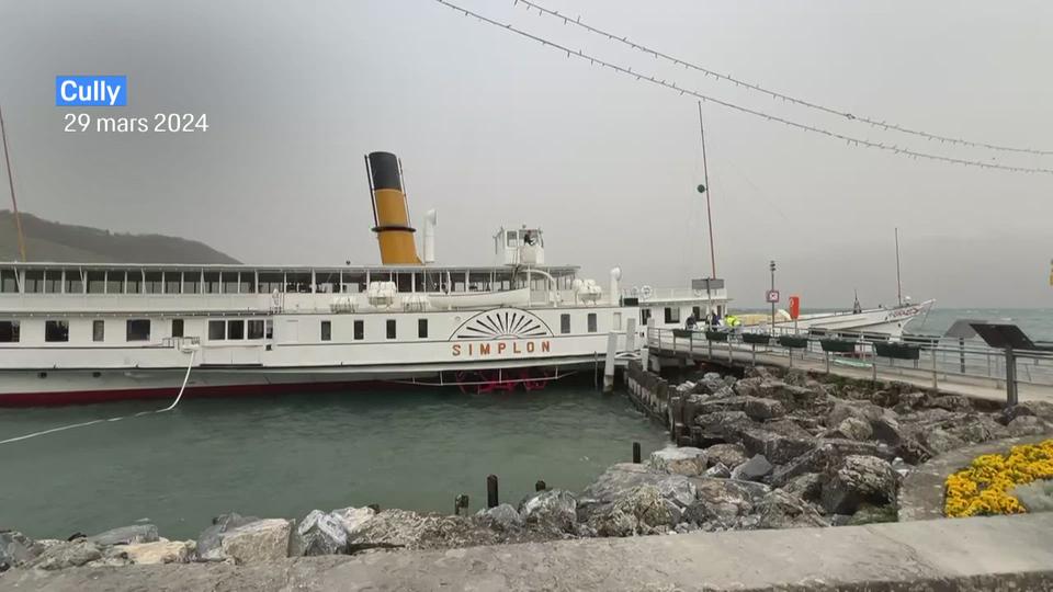 Un bateau de la CGN malmené par le foehn à Cully