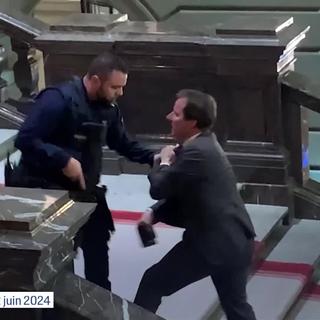 Le Ministère Public de la Confédération ouvre une enquête sur l'altercation entre l'UDC Thomas Aeschi et des policiers fédéraux. [RTS]