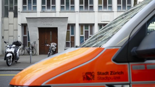 Un véhicule de la police municipale de Zurich stationné devant la synagogue Agudas Achim à Wiedikon en mars 2024. [KEYSTONE - ENNIO LEANZA]