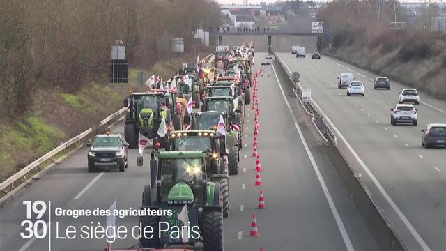 En France, les agriculteurs ont commencé lundi à bloquer plusieurs autoroutes autour de Paris