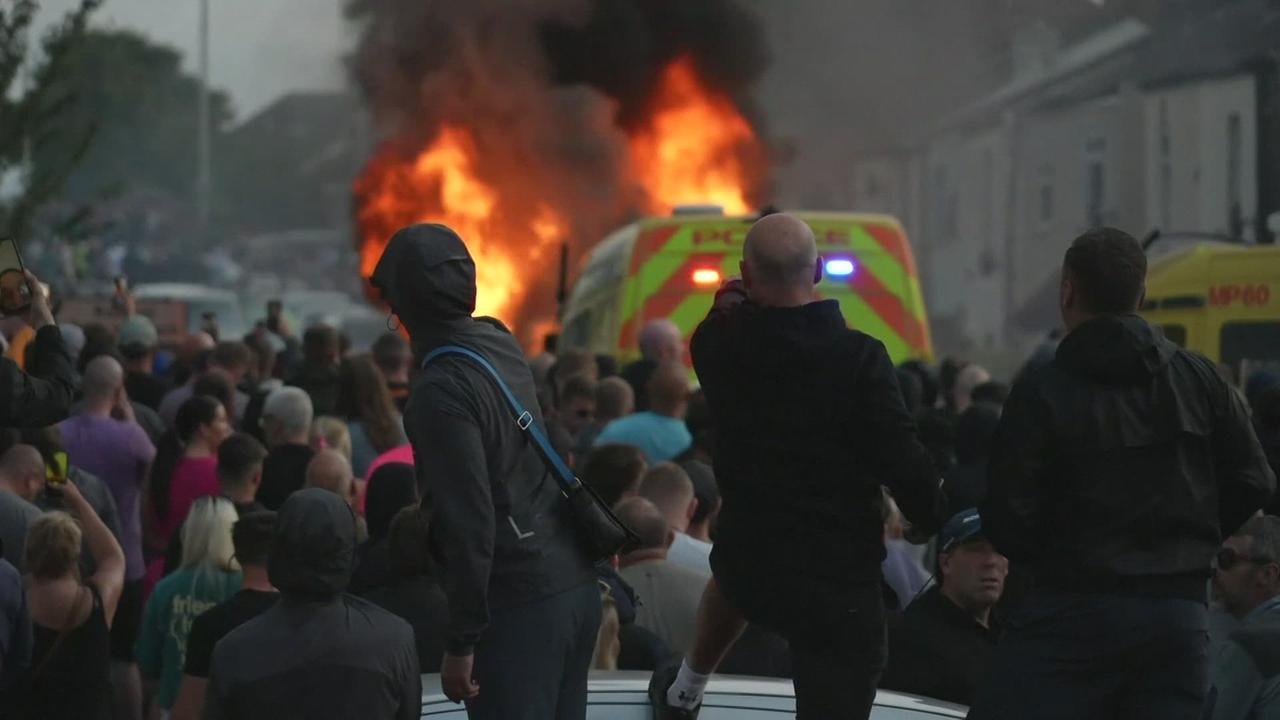 De violents affrontements ont éclaté mardi en Angleterre après une attaque au couteau