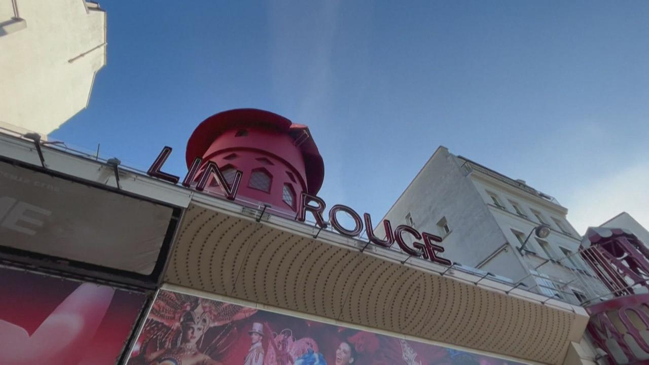 A Paris, le célèbre Moulin Rouge a perdu ses ailes