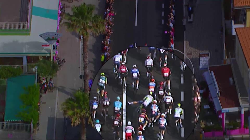 Etape 11, Foiano di Val Fortore – Francavilla al Mare: chute spectaculaire dans le sprint final, plusieurs coureurs au tapis dont Jakobsen (NED)