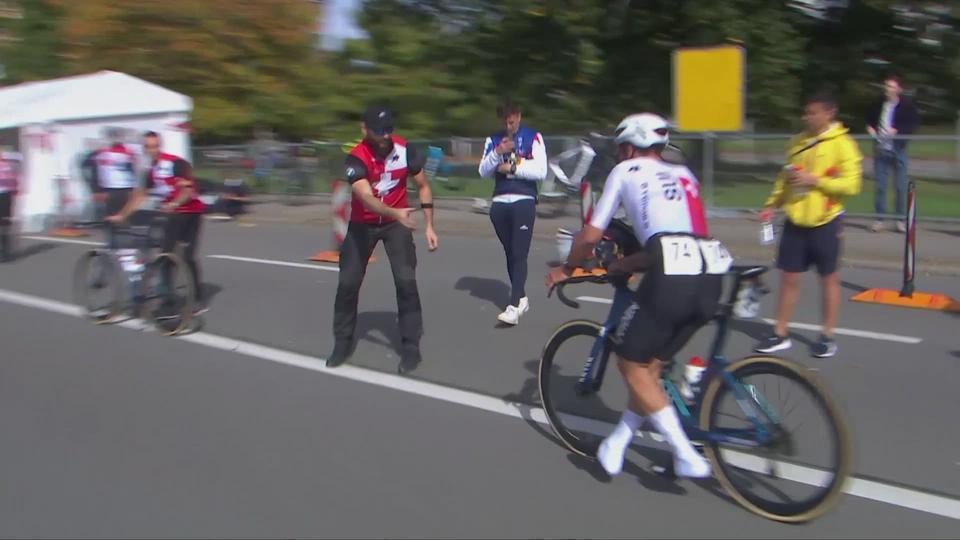 Cyclisme, Mondiaux de Zurich 2024: le changement de vélo express de Silvan Dillier (SUI)