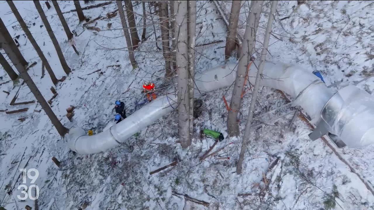 À Charmey, le premier toboggan du sentier ludique a été assemblé cette semaine