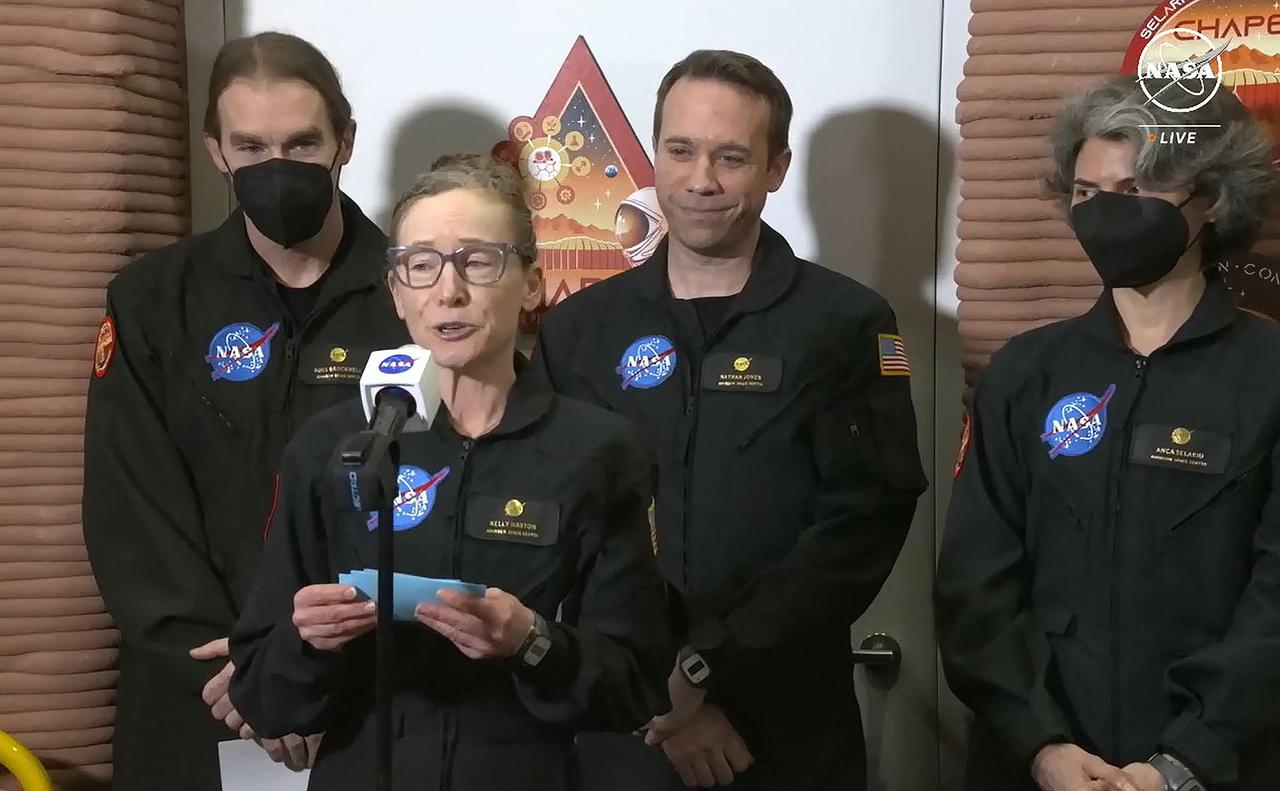 Les quatre scientifiques à la sortie de l'expérience Mars Dune Alpha: Kelly Haston (au premier plan) et Ross Brockwell, Nathan Jones and Anca Selariu (derrière, de gauche à droite). [AFP - JOSE ROMERO]