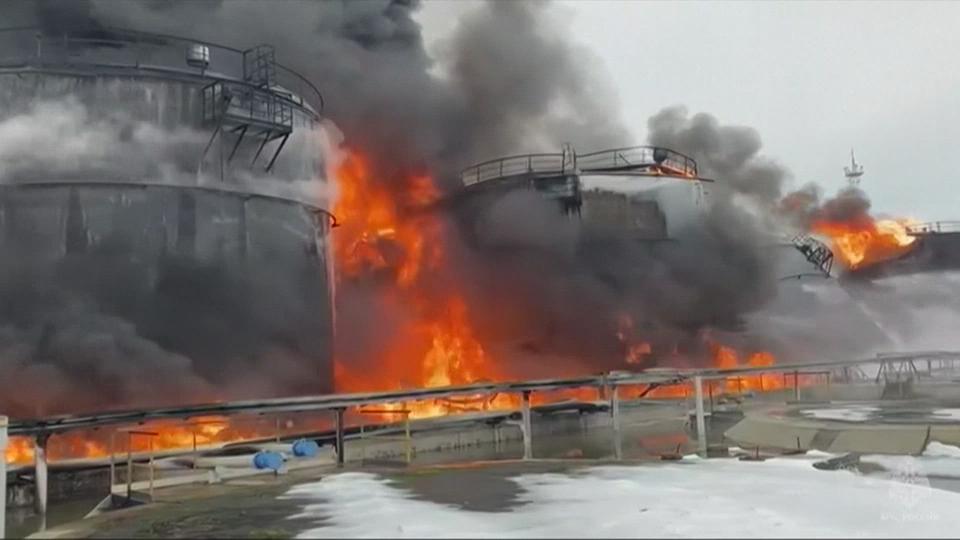 Les images de l'incendie d'un dépôt pétrolier en Russie