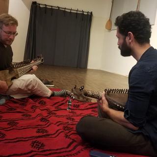 Le musicien Mathieu Clavel et l’un de ses élèves, cours du musique Afghane [RTSreligion - Christine Mo Costabella]