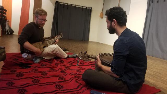 Le musicien Mathieu Clavel et l’un de ses élèves, cours du musique Afghane [RTSreligion - Christine Mo Costabella]