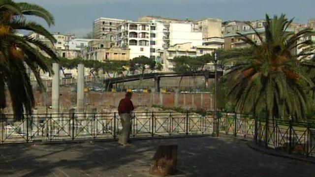 Naples sous la menace des Champs phlégréens. [RTS]