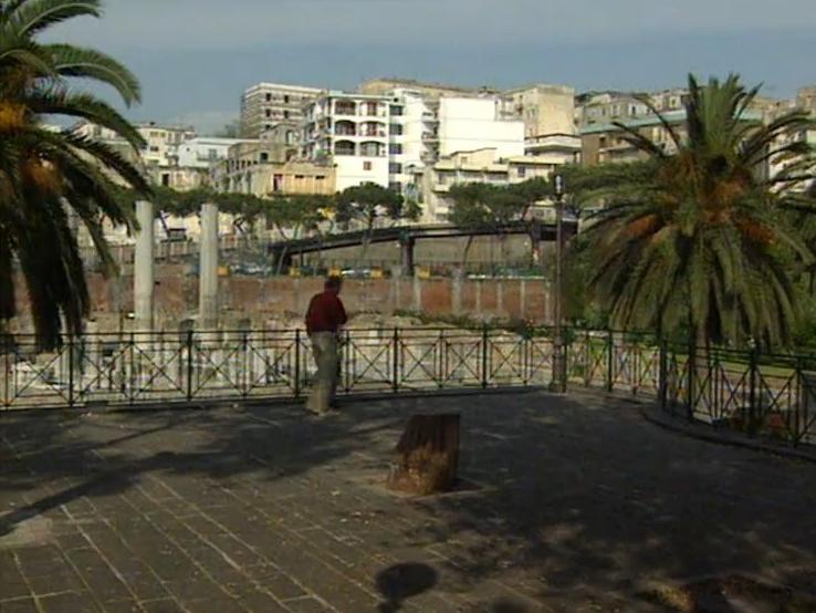 Naples sous la menace des Champs phlégréens. [RTS]