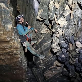 Maya Chollet en pleine exploration de la grotte du Poteux à Saillon. [RTS - Ludovic Savoy]