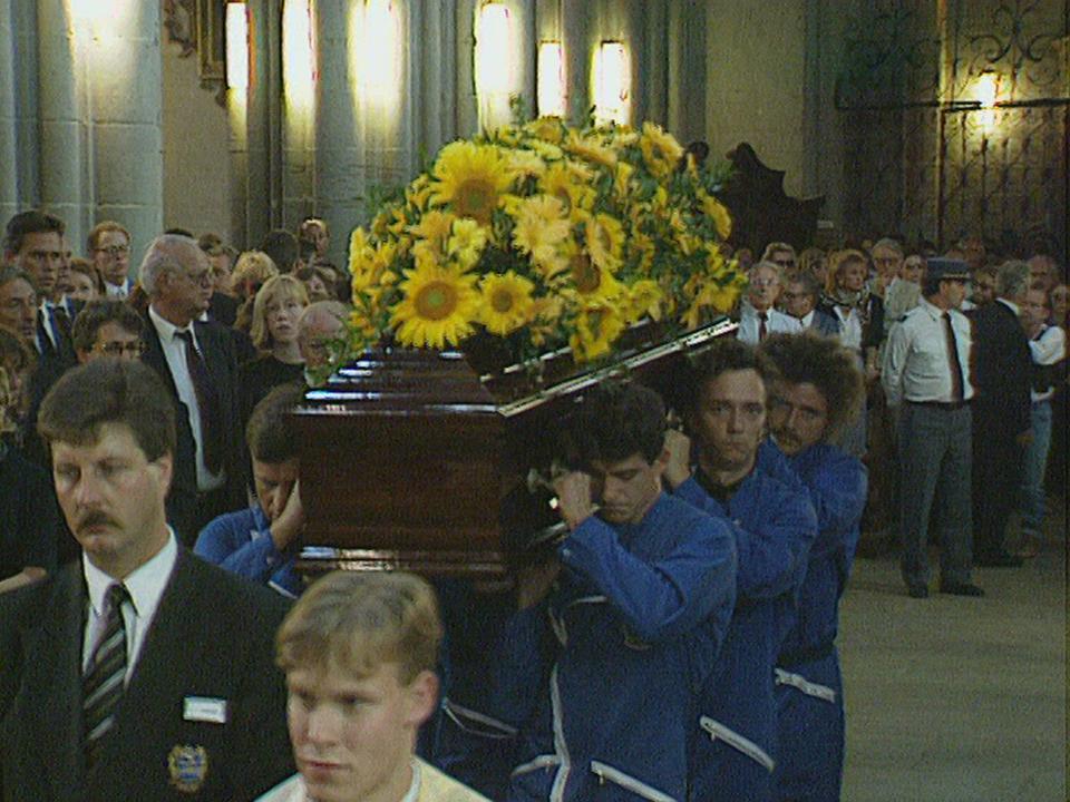 Obsèques de l'artiste Jean Tinguely à la cathédrale de Fribourg, 1991 [RTS]