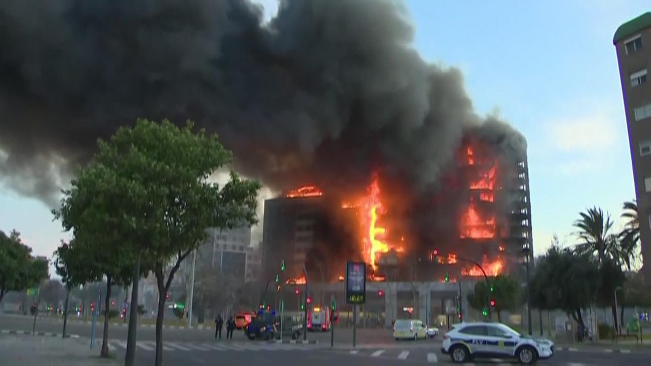 Un  incendie ravage un immeuble à Valence, en Espagne (22 février 2024)