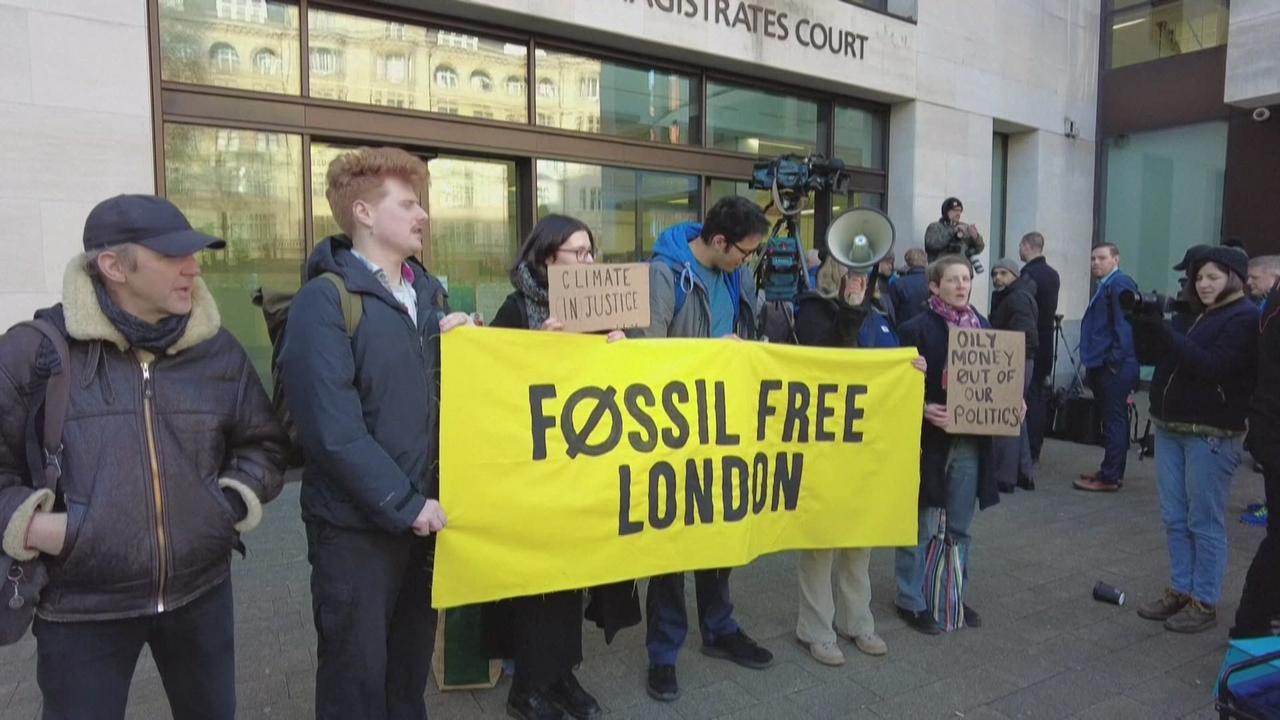 Des manifestants soutiennent Greta Thunberg pendant son jugement à Londres