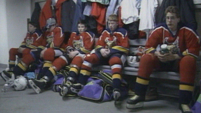 Des jeunes hockeyeurs romands disputent le tournoi junior Pee-Wee au Canada en1995 [RTS]