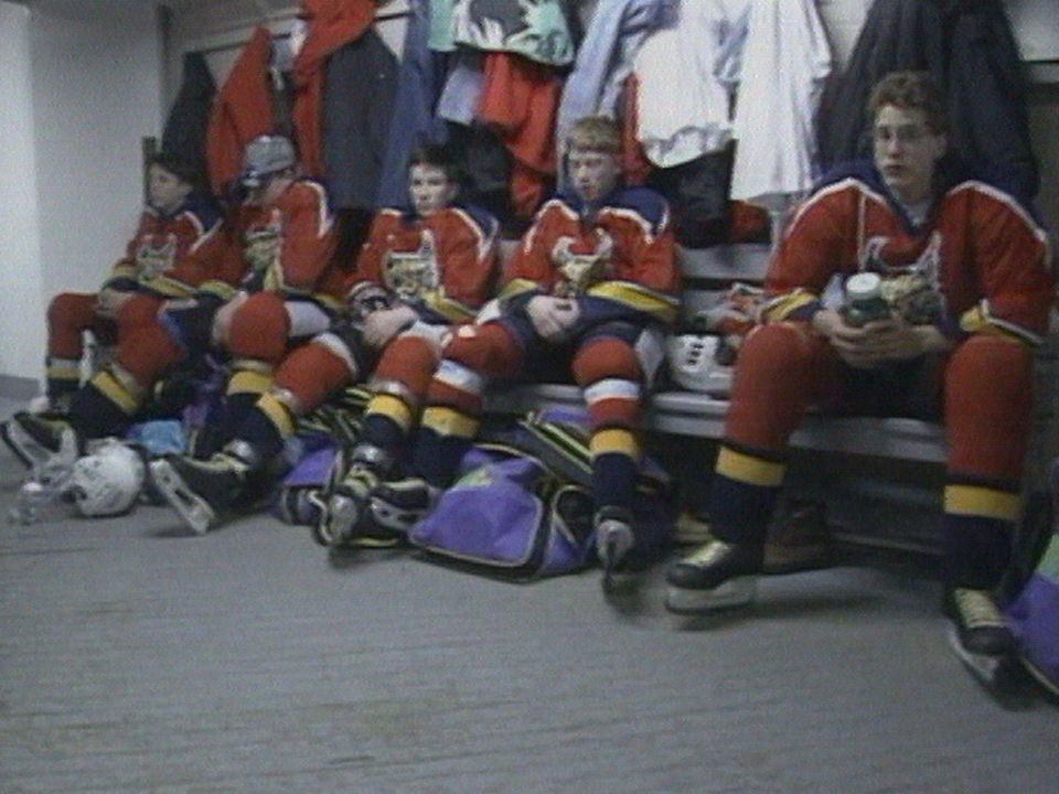 Des jeunes hockeyeurs romands disputent le tournoi junior Pee-Wee au Canada en1995 [RTS]