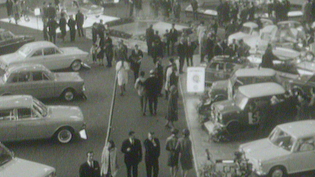 Visite du Salon de l'automobile 1965