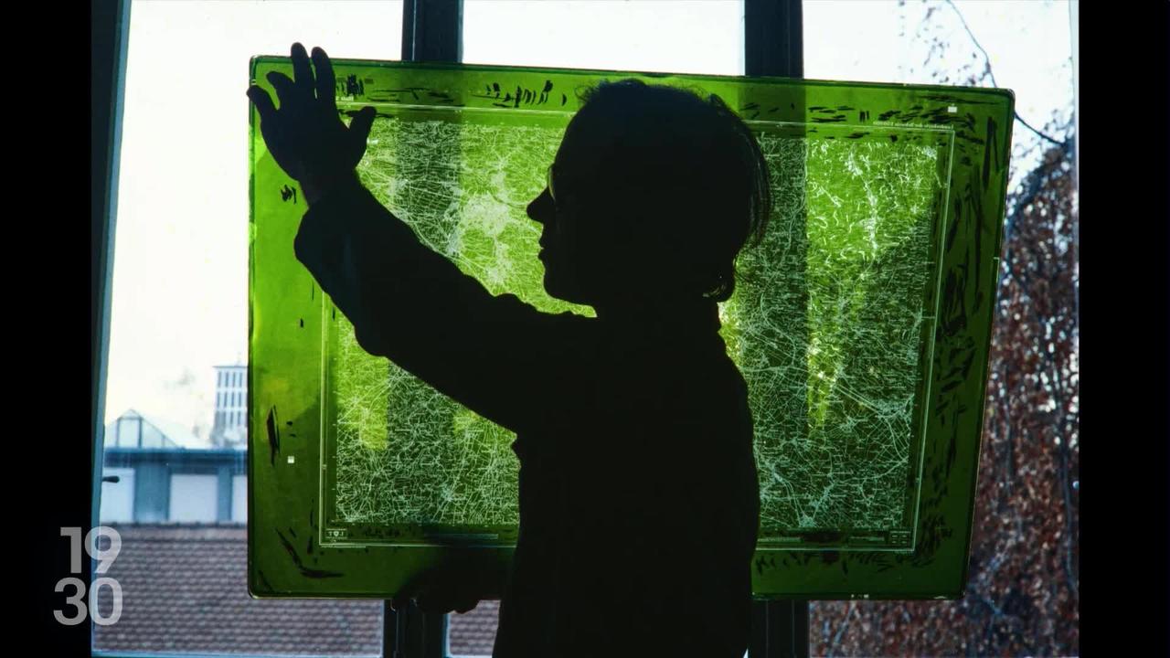 Le Vitromusée de Romont (FR) expose pour la première fois des plaques de verre qui ont servi à établir la cartographie de la Suisse au siècle passé