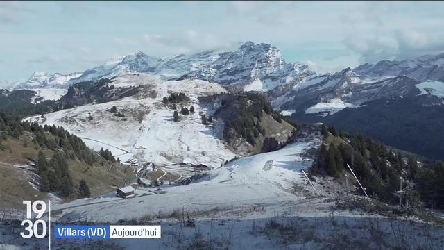 Les premiers flocons de la saison sont tombés mardi dans les alpes suisses. Une neige, qui arrive de façon tardive, mais qui fait le bonheur des habitants