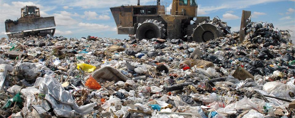 Montagne de déchets dans une décharge à ciel ouvert [Depositphotos - Sergioz]