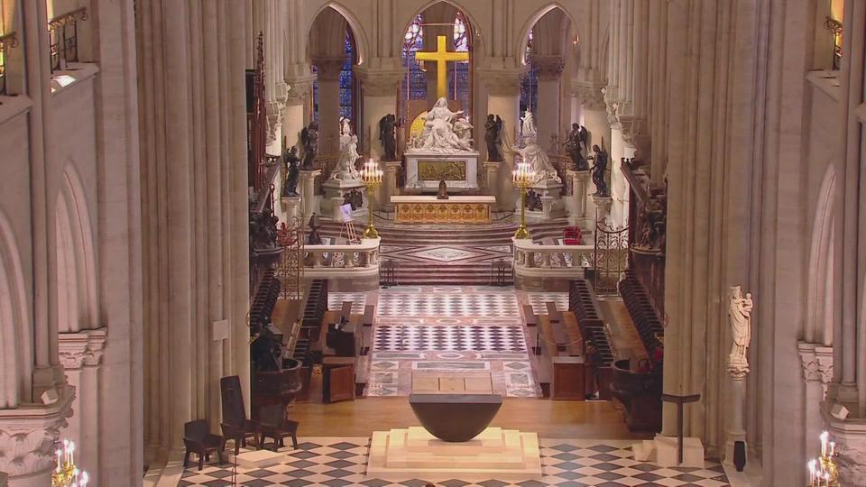 Emmanuel Macron en visite à Notre-Dame de Paris