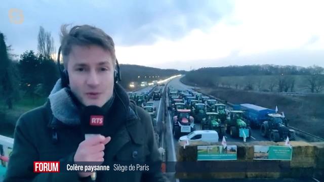Les agriculteurs français bloquent les autoroutes autour de Paris